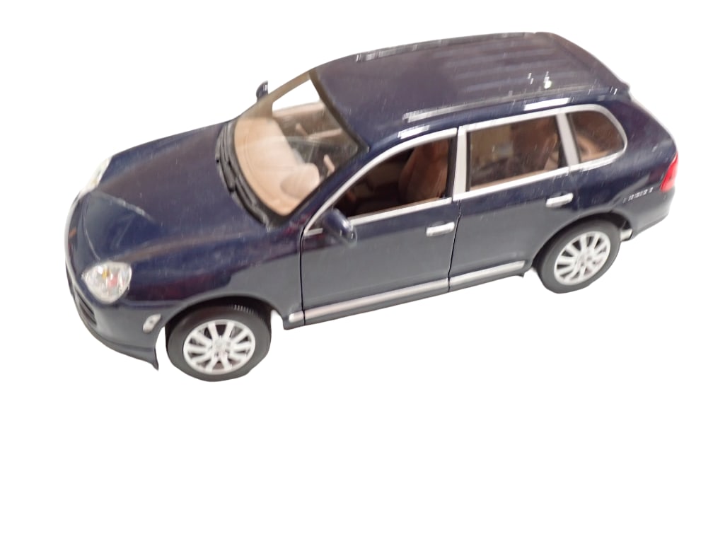 Porsche Cayenne Maisto Die Cast SUV Car 1/18 Scale Dark Blue Model Vehicle (1 of 5)