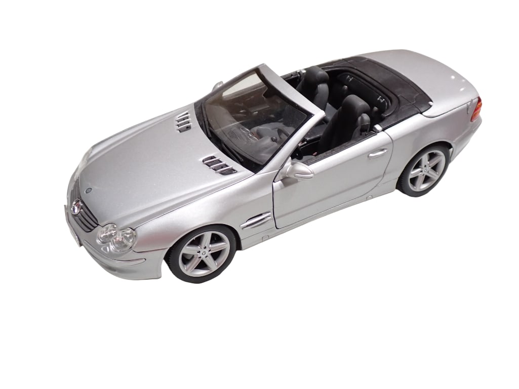 Mercedes Die Cast Maisto SL Class 2001 Model Car 1/18th Scale (1 of 5)