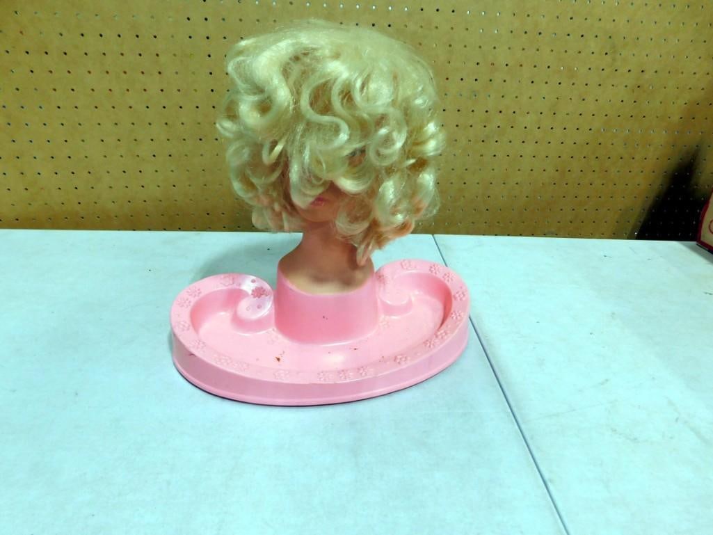 Vintage Barbie Beauty Center Mattel 1972. Comes with everything as shown: Vintage Barbie Beauty Center Mattel 1972. Comes with everything as shown