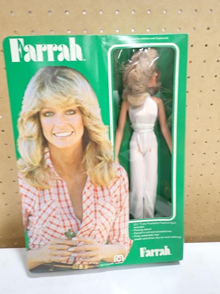 Vtg 1977 Farrah Fawcett Poseable Doll in Original Box by Mego: Vintage 1977 Farrah Fawcett - Majors Poseable Doll in Original Box by Mego.