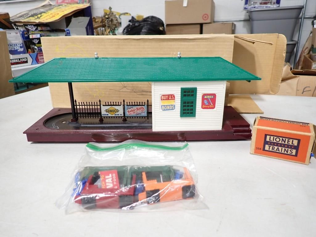 Lionel Trains No 356 Freight Station with box (1 of 10)