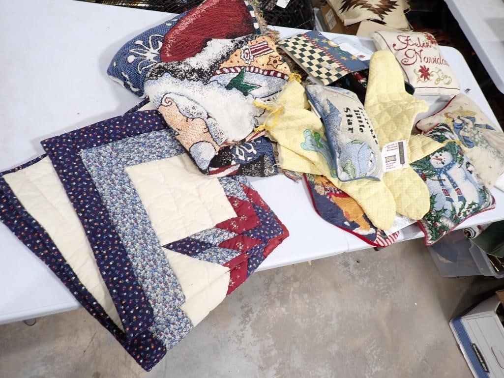 Christmas Lot incl Wall Hangings, Pillows, Etc: Christmas Lot incl Wall Hangings, Pillows, Etc