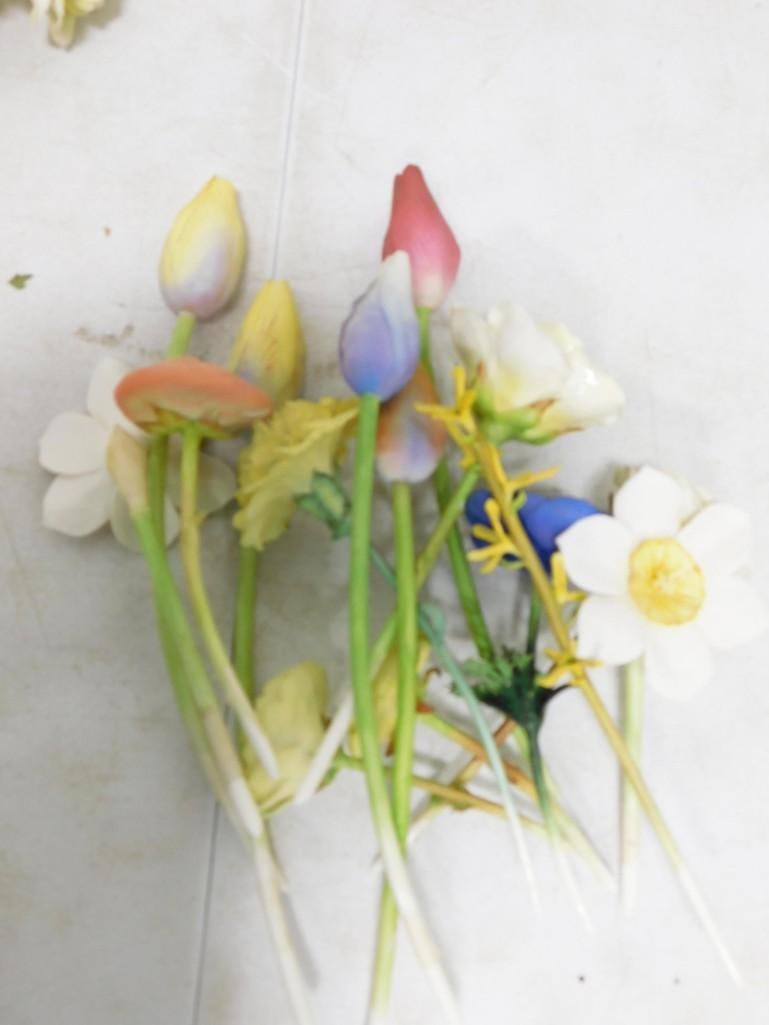 Large Lot of assorted Porcelain Flowers - Very Fragile (1 of 3)