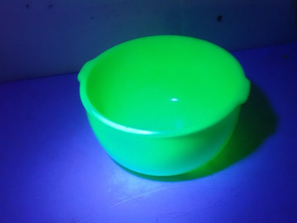 Green Glass Jadeite Uranium Glass Bowl: Green Glass Jadeite Uranium Glass Bowl
