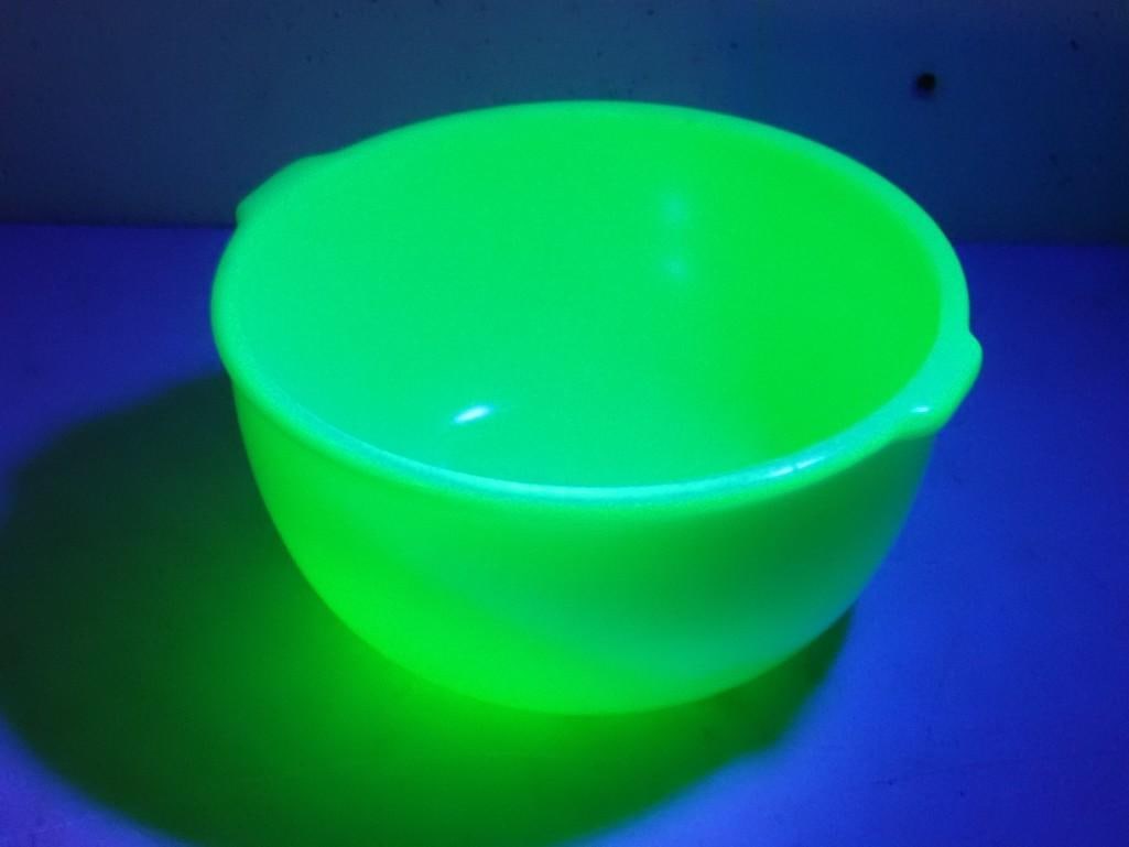 Green Glass Jadeite Uranium Glass Bowl: Green Glass Jadeite Uranium Glass Bowl