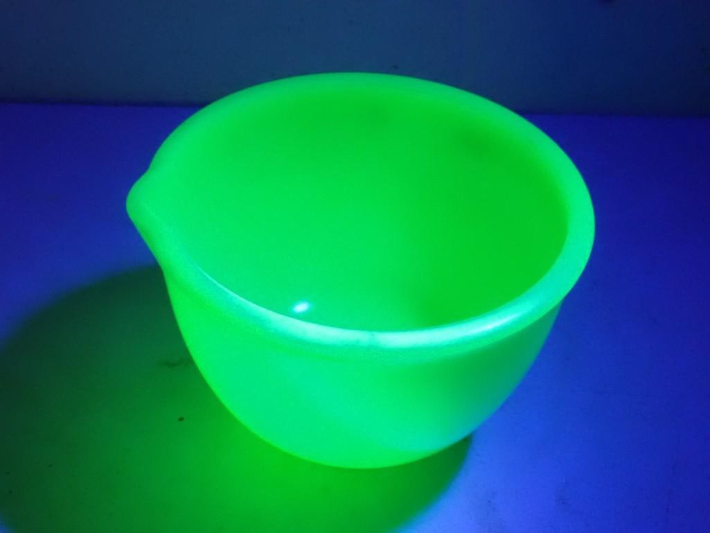 Vintage Jadeite Uranium Glass Mixing Bowl: Vintage Jadeite Uranium Glass Mixing Bowl