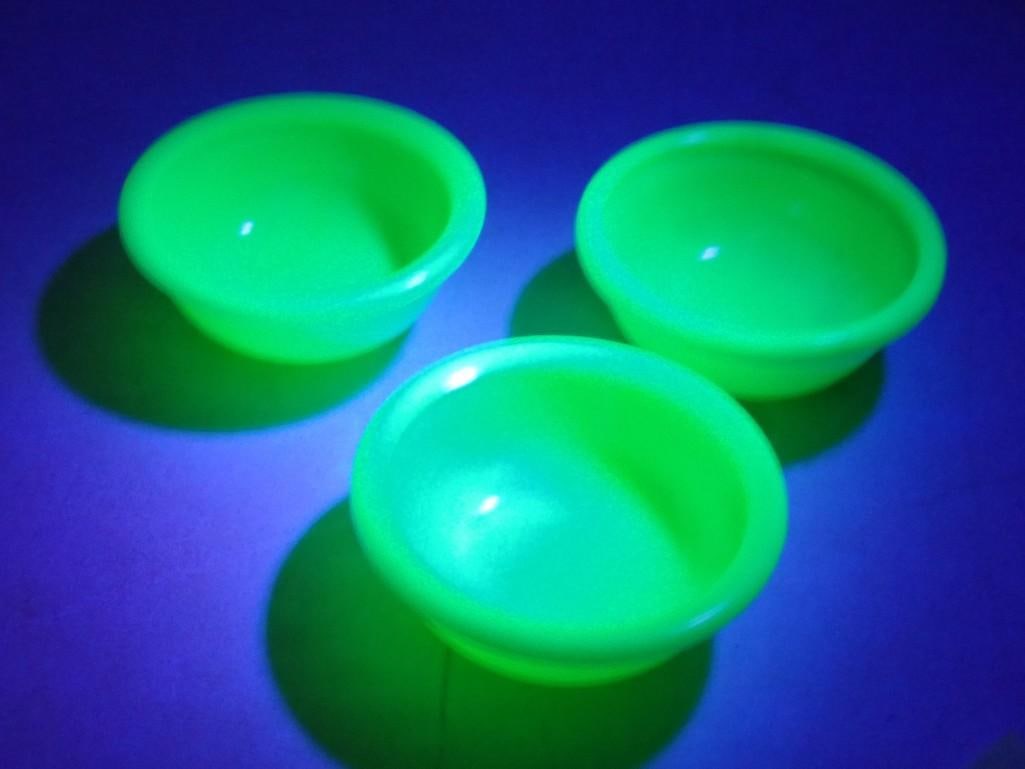 3 Vintage small Jadeite Uranium Glass Bowls: 3 Vintage small Jadeite Uranium Glass Bowls