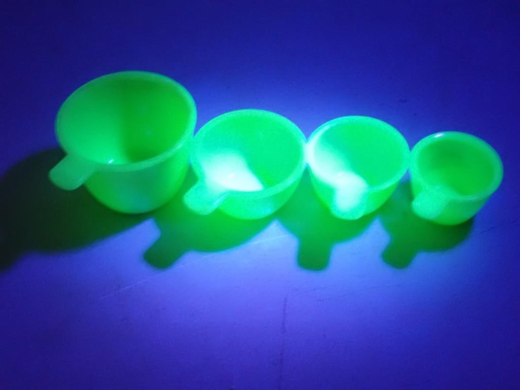 Set of 4 Vintage Jadeite Uranium Glass Measuring Cups (1 of 8)