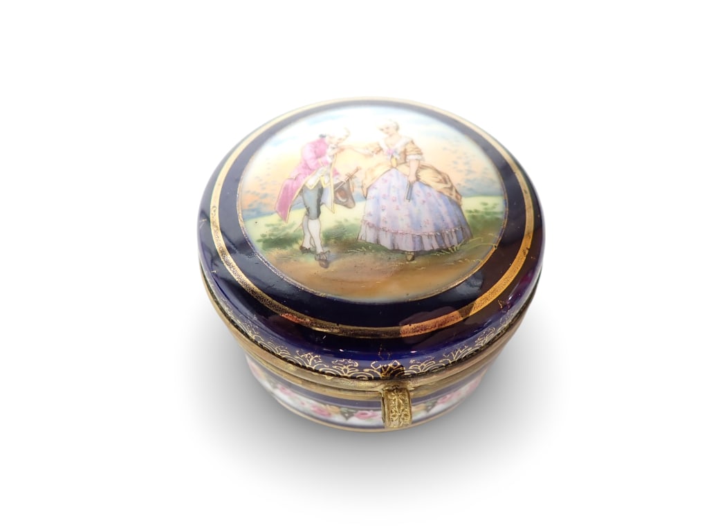 Vintage Porcelain Trinket Box or Dresser Jar Stamped Czechoslovakia (1 of 7)