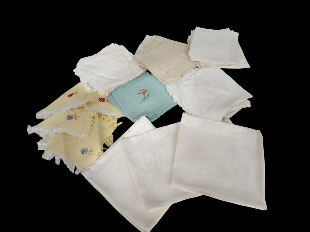 Vintage Linens incl Hand Embroidered Napkins: Vintage Linens incl Hand Embroidered Napkins