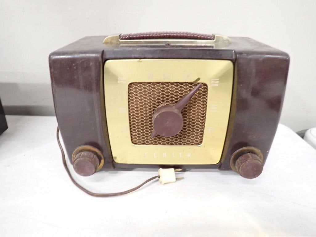 Vtg 1951 Zenith Bakelite Tube Radio Model H615 (1 of 4)