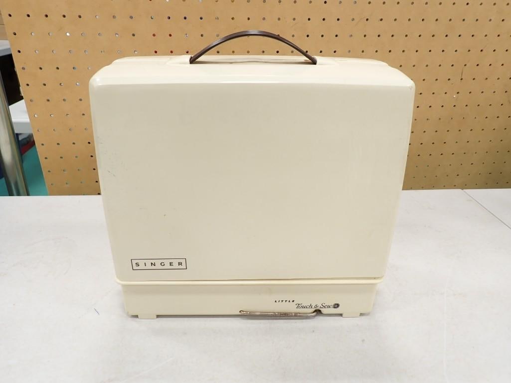 Singer Little Touch & Sew Sewing Machine Portable (1 of 12)