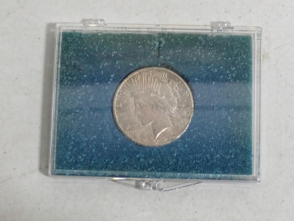 1922 Peace Dollar 90% Silver Coin with Case.: 1922 Peace Dollar 90% Silver Coin with Case. Foam in the case in disintegrating