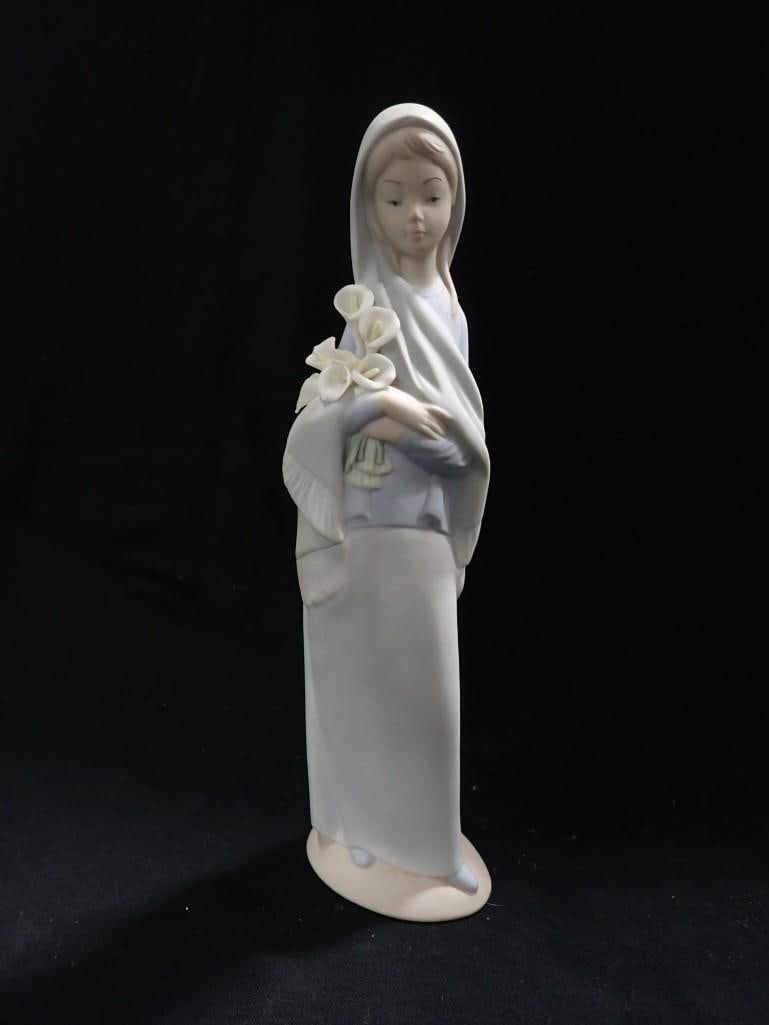 Lladro Girl with Calla Lilies Porcelain Figurine 4650 Matte Finish: Lladro Girl with Calla Lilies Porcelain Figurine 4650 Matte Finish