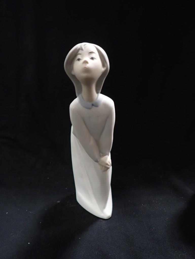 Lladro Girl Kissing Porcelain Figurine #4873 Matte Finish: Lladro Girl Kissing Porcelain Figurine #4873 Matte Finish
