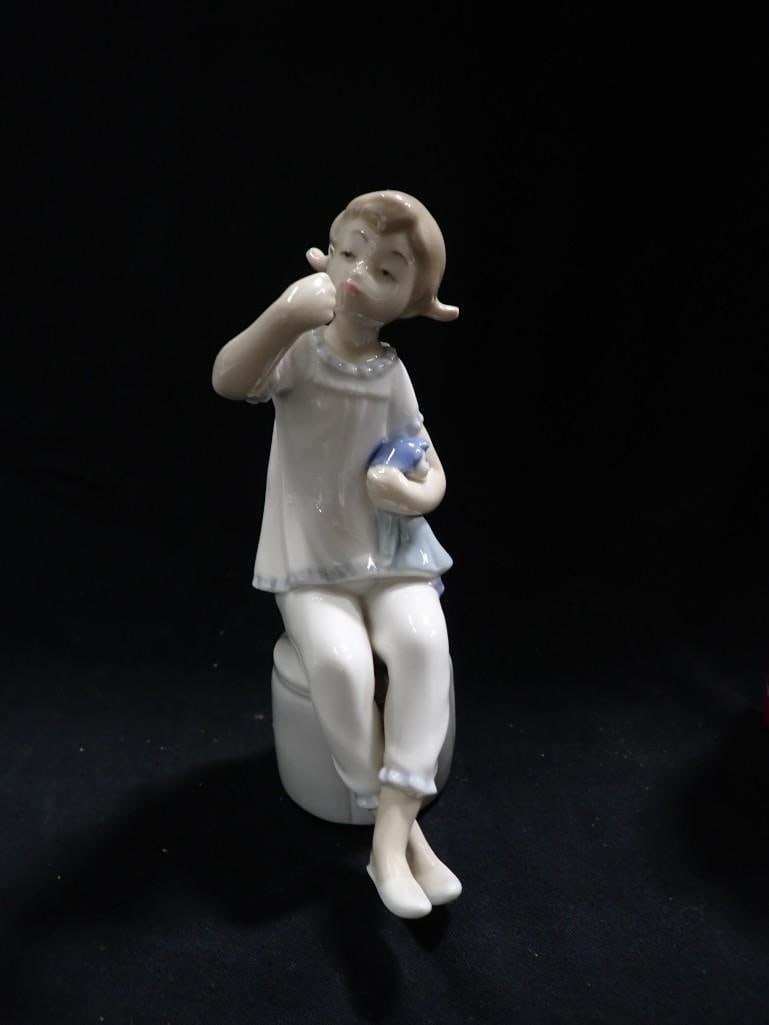 Lladro Girl with Doll Porcelain Figurine 1083 Glossy Finish: Lladro Girl with Doll Porcelain Figurine 1083 Glossy Finish