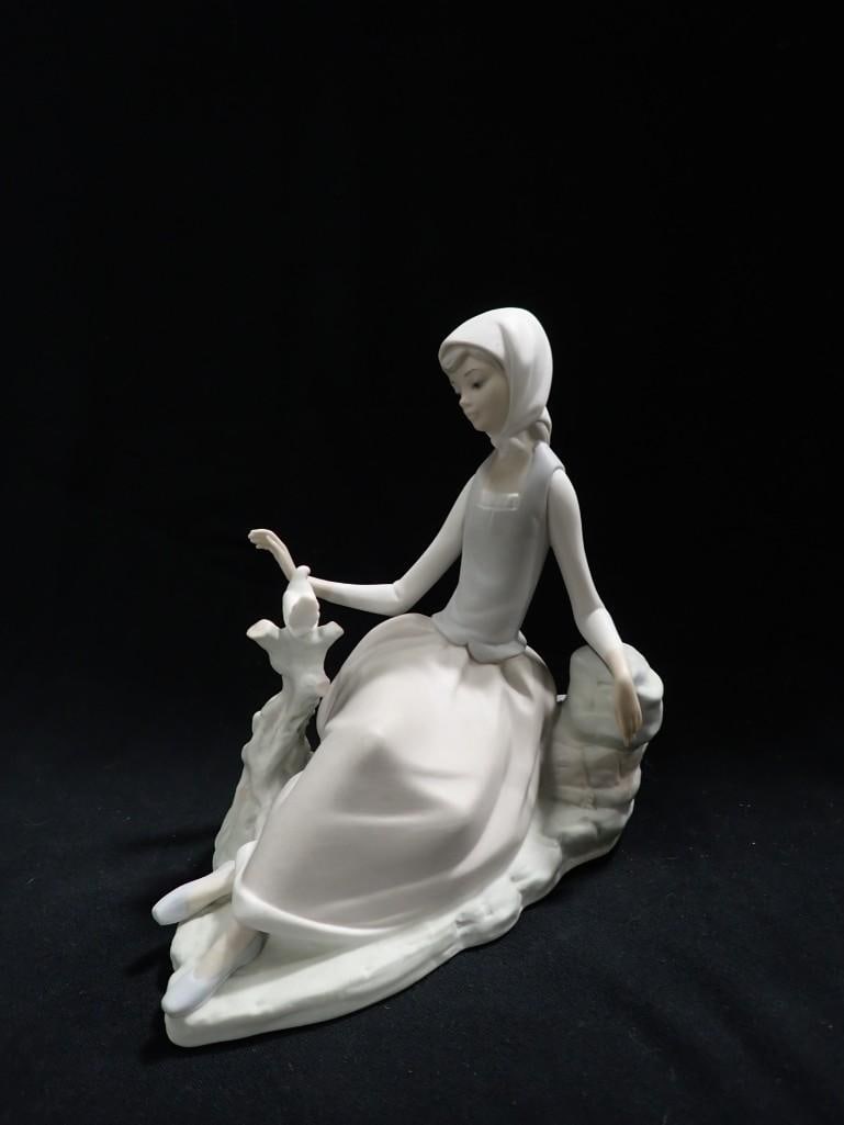 Lladro Shepherdess with Dove 4660 Porcelain Figurine Matte Finish (1 of 6)