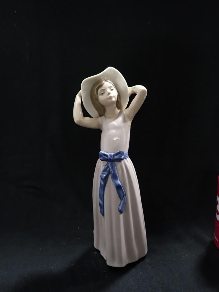 Lladro Sun Hat Girls Coy Porcelain Figurine 5011 Gloss Finish: Lladro Sun Hat Girls Coy Porcelain Figurine 5011 Gloss Finish