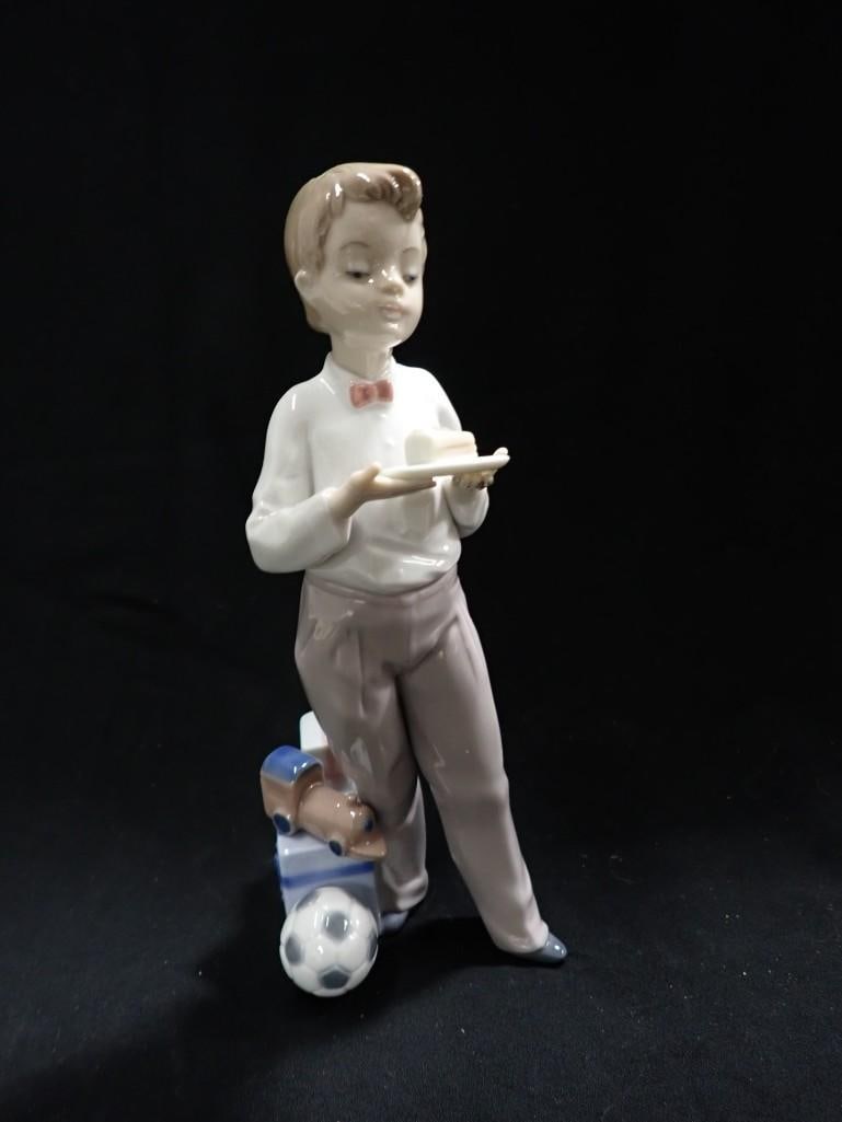 Lladro Guest of Honor Porcelain Figurine 5877 Gloss Finish: Lladro Guest of Honor Porcelain Figurine 5877 Gloss Finish