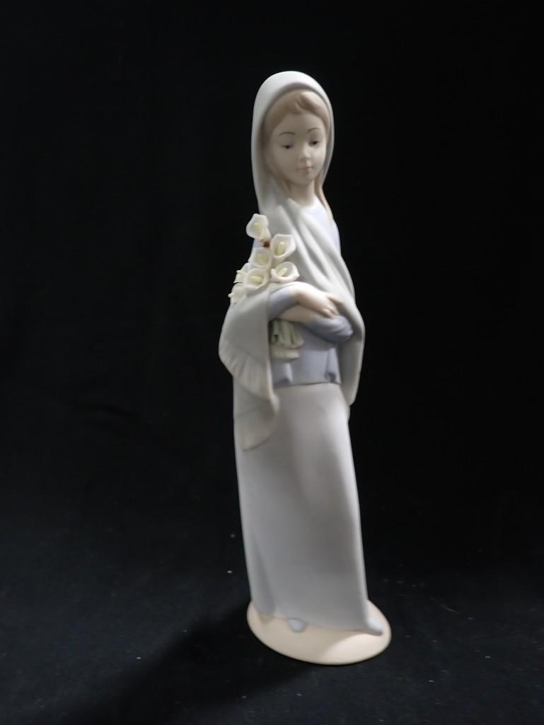Lladro Girl with Calla Lilies Porcelain Figurine 4650 Matte Finish: Lladro Girl with Calla Lilies Porcelain Figurine 4650 Matte Finish