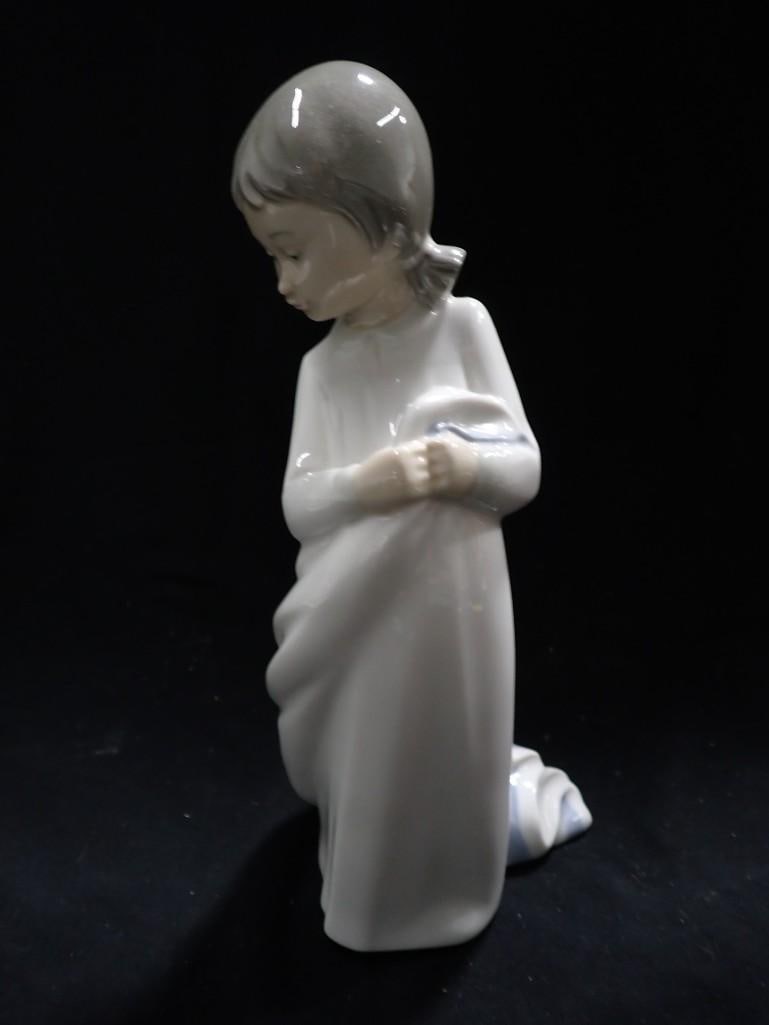 Nao by Lladro Girl with Blanket Porcelain Figurine Gloss Finish: Nao by Lladro Girl with Blanket Porcelain Figurine Gloss Finish
