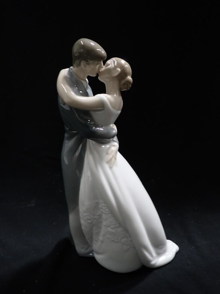 Nao by Lladro A Kiss Forever Wedding Bride and Groom Porcelain Figurine Gloss Finish: Nao by Lladro A Kiss Forever Wedding Bride and Groom Porcelain Figurine Gloss Finish