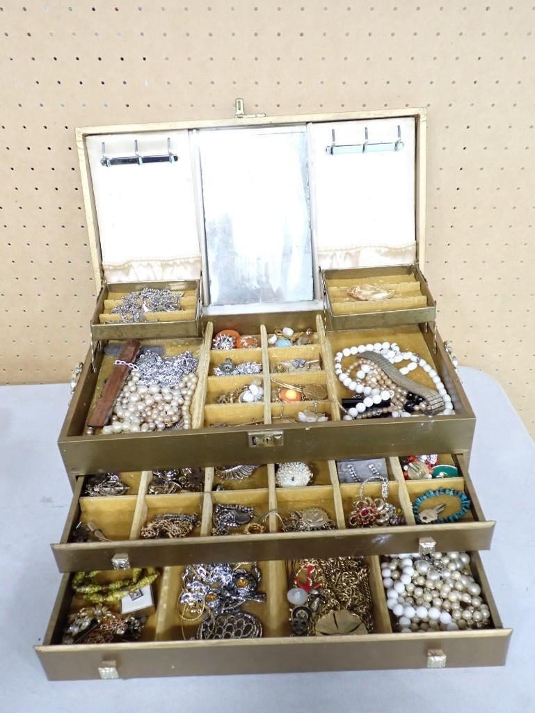 Vintage Costume Jewelry in a Jewelry Box: Vintage Costume Jewelry in a Jewelry Box . Condition: unchecked