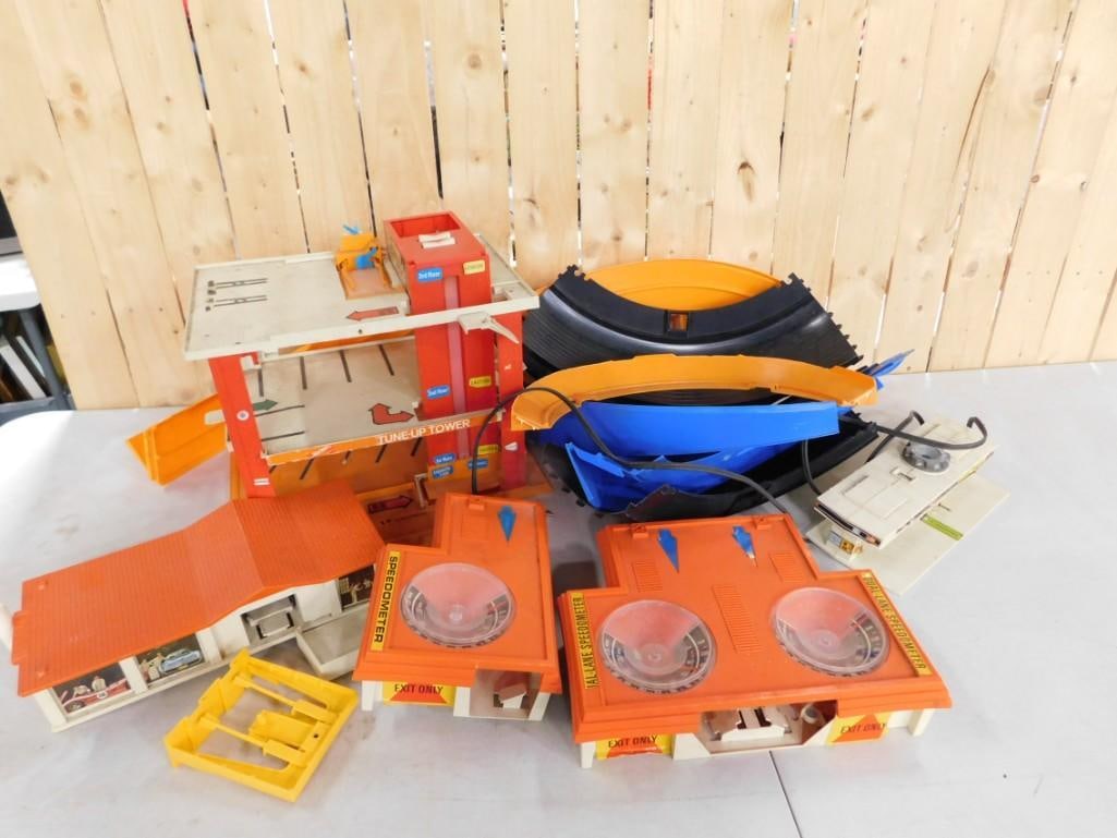 Vintage 1969 Hot Wheels Tune-Up Tower, Sizzlers Power Pit, etc. - Comes with everything as shown: Vintage 1969 Hot Wheels Tune-Up Tower, Sizzlers Power Pit, etc. - Comes with everything as shown
