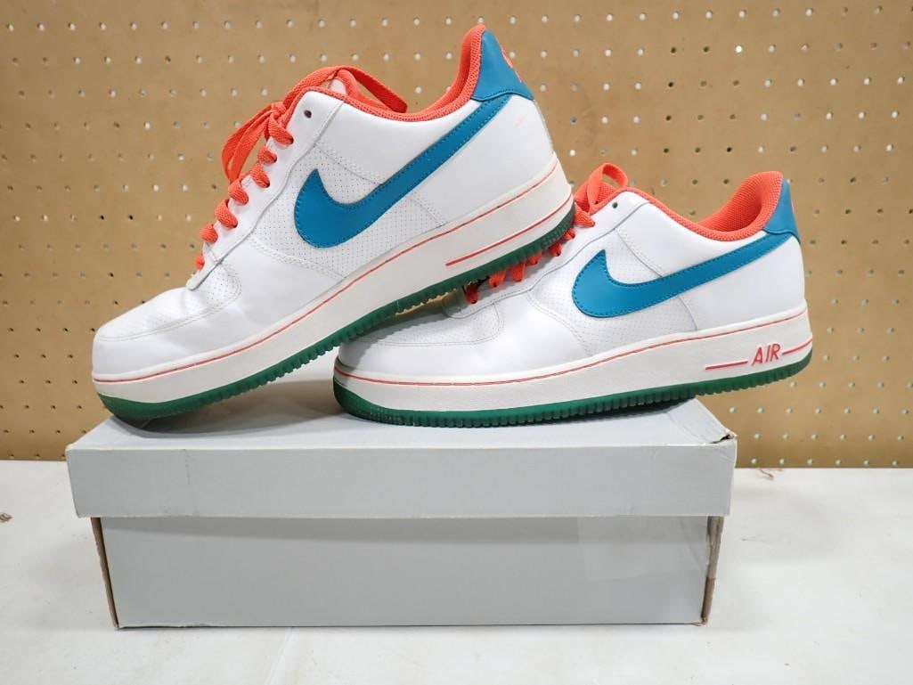 Pair of Nike Air Force 1 '07 Size 12 Shoes: Pair of Nike Air Force 1 '07 Size 12 Shoes