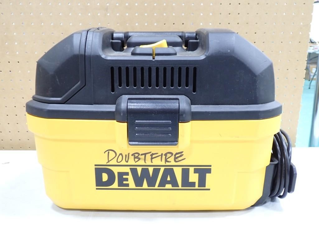 DeWalt Wet/Dry Vac - 4 Gallon - it works (1 of 10)