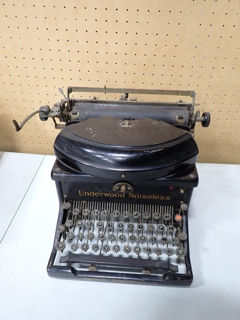 Vintage Underwood Noiseless Typewriter (1 of 9)
