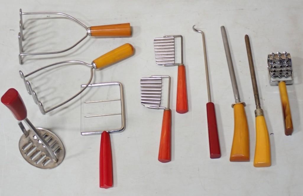 Lot of vintage kitchen utensils including Bakelite (1 of 6)