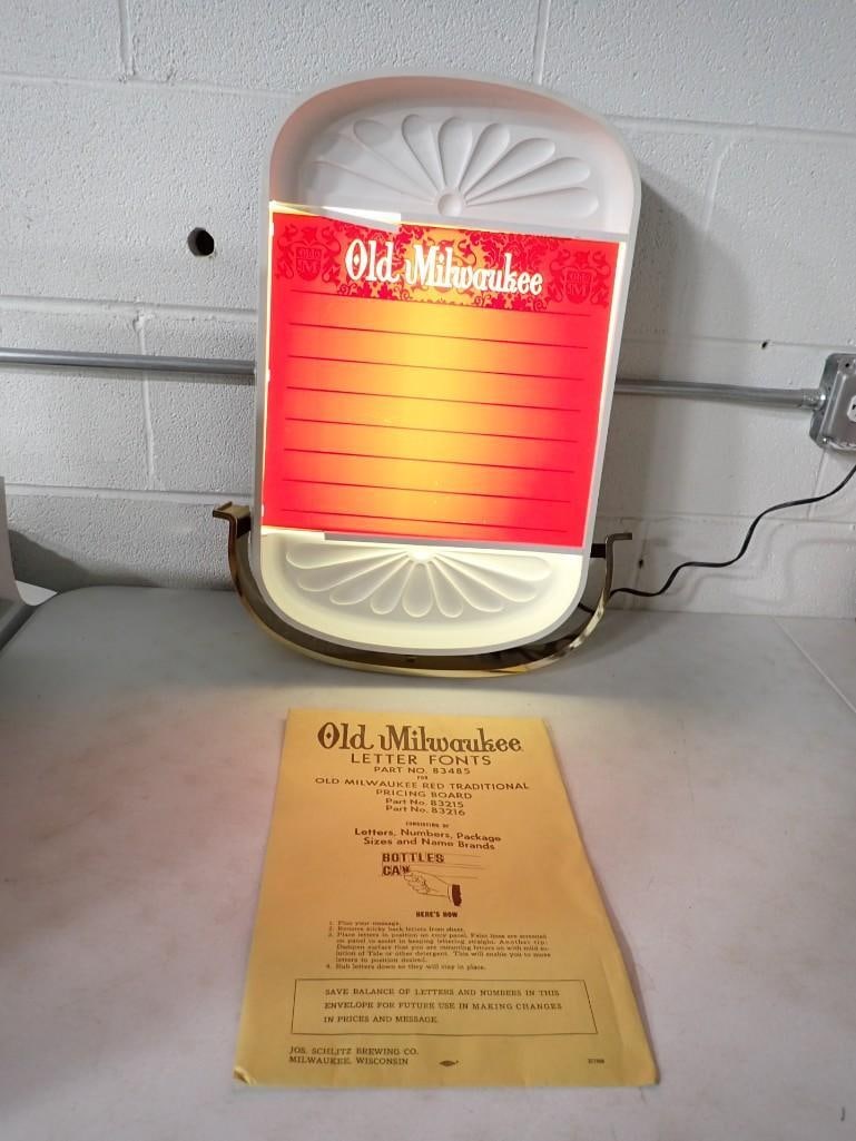 Vintage Old Milwaukee Lighted Bar Sign or Beer Sign Works: Vintage Old Milwaukee Lighted Beer Sign or Bar Sign Works . Measures 23" x 17"