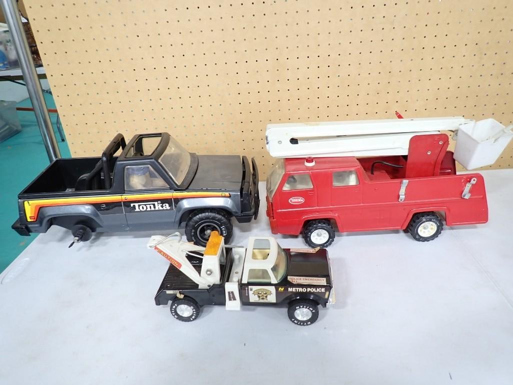 Lot of Pressed Steel Trucks including Tonka., Nylint One of the Tonka is missing a wheel: Lot of Pressed Steel Trucks including Tonka., Nylint One of the Tonka is missing a wheel