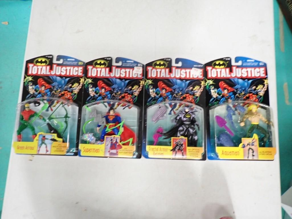 4 Total Justice Figures incl Superman, Fractal Armor Batman, Aquaman, Green Arrow New in Package (1 of 8)