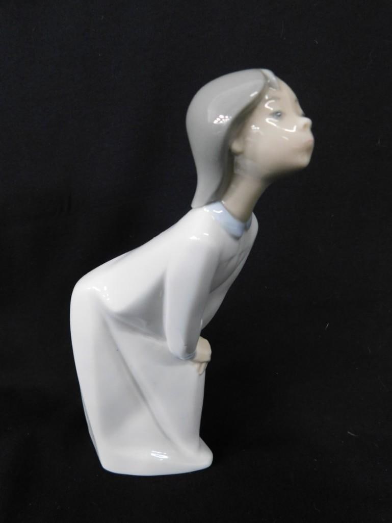 Lladro Girl Kissing Blowing 4873 Porcelain Figurine Gloss Finish: Lladro Girl Kissing Blowing 4873 Gloss Finish Porcelain Figurine