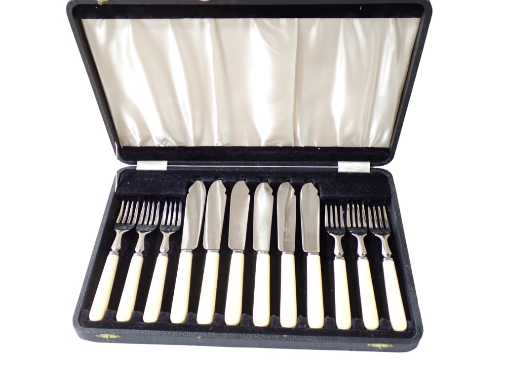 Vintage Thomas Turner & Co Sheffield Cutlers to The King Forks and Knives in a Flatware Case (1 of 6)