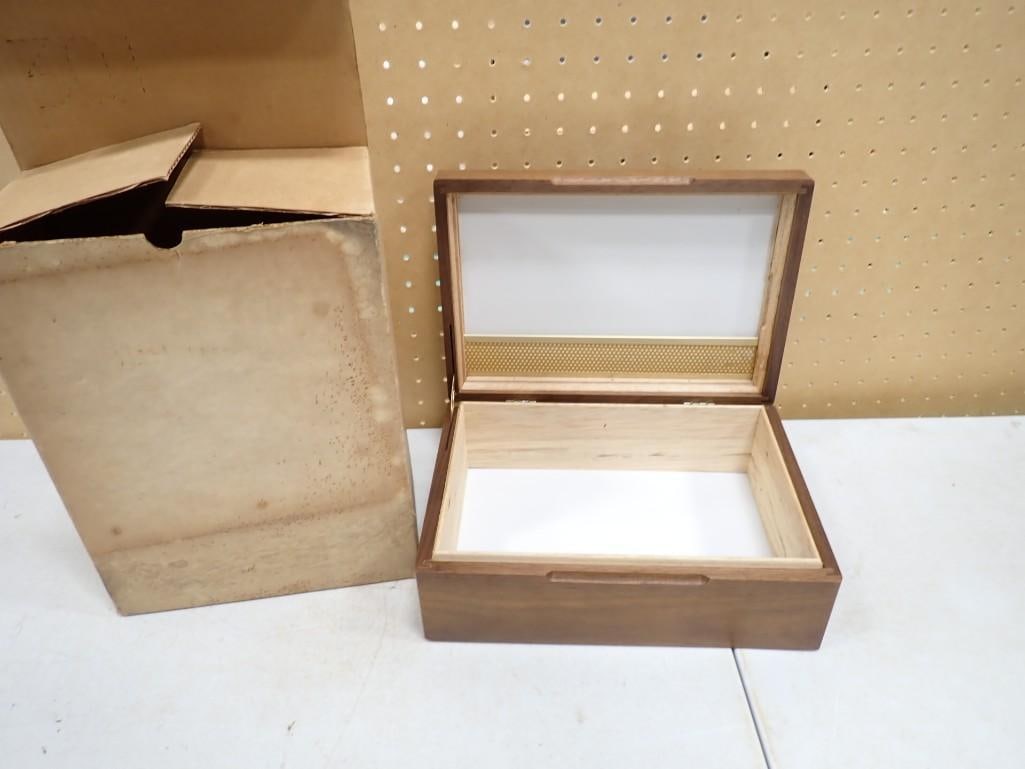 Decatur Industries Cigar Humidor with original box: Decatur Industries Cigar Humidor with original box