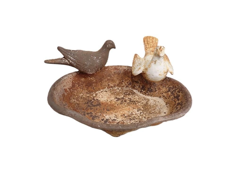 Vintage Cast Iron bird Bath with cast iron birds: Vintage Cast Iron bird Bath with cast iron birds