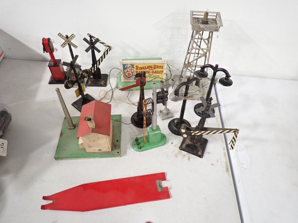 Vintage O Scale Train Accessories incl Marx, Ringling Brow Greatest Show on Earth, Railroad Crossing (1 of 12)
