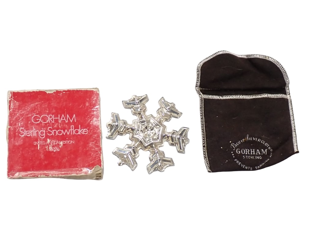 Gorham Sterling Silver Snowflake Limited Annual Edition 1977 With Original Box: Gorham Sterling Silver Snowflake Limited Annual Edition 1977 With Original Box . Scale is not included and is shown to show you the weight. Live Auctioneers is now offering Live Shipping through them