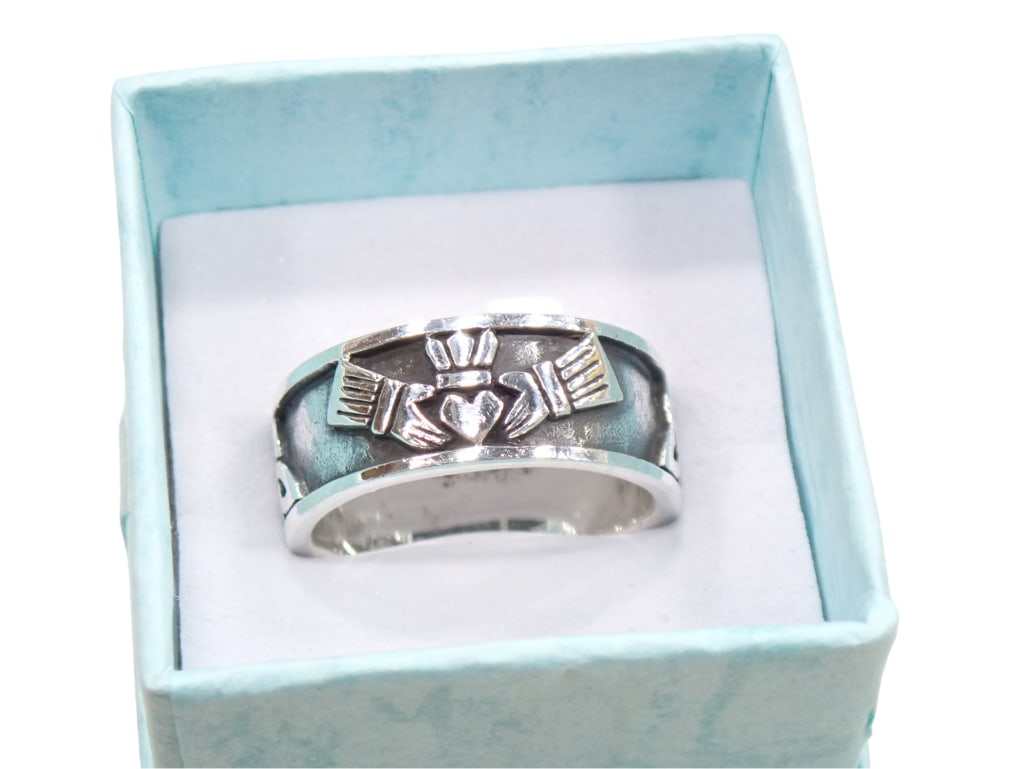 Sterling Silver Ring .925 with a Celtic Design: Sterling Silver Ring .925 with a Celtic Design Live Auctioneers is now offering Live Shipping through them. This is an optional payment/shipping system. If you would like to use the UPS Store as usual