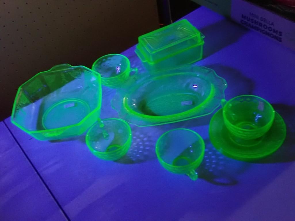 Vintage Uranium Glass Green Depression Glass Glows Under Black Light (1 of 12)