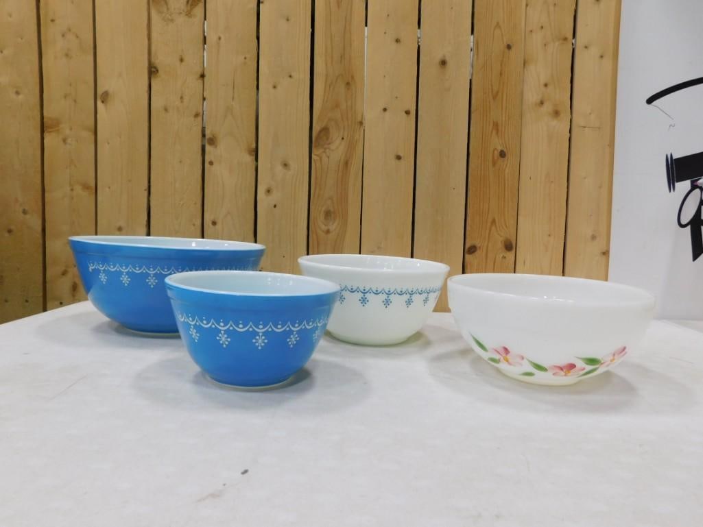 3 Vintage Pyrex Snowflake Bowls 401, 402, 403 plus a Fire King Ovenware Bowl (1 of 9)