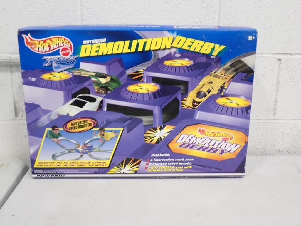 Hot Wheels Motorized Demolition Derby Playset - comes with everything as shown: Hot Wheels Motorized Demolition Derby Playset - comes with everything as shown 24x16x5" All pictures are considered part of the description and should be examined carefully by bidders. Live Aucti