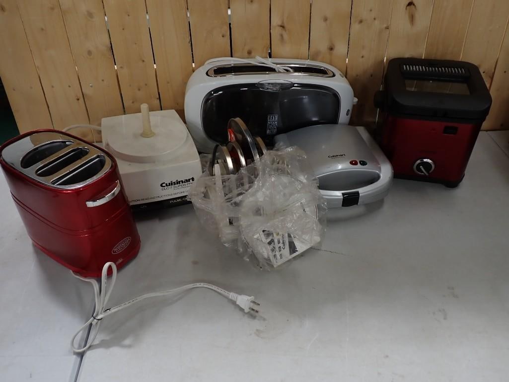 Small Kitchen Appliances: Small Kitchen Appliances Condition:? all untested, includes everything that you see in the pictures All pictures are considered part of the description and should be examined carefully by bidders. L