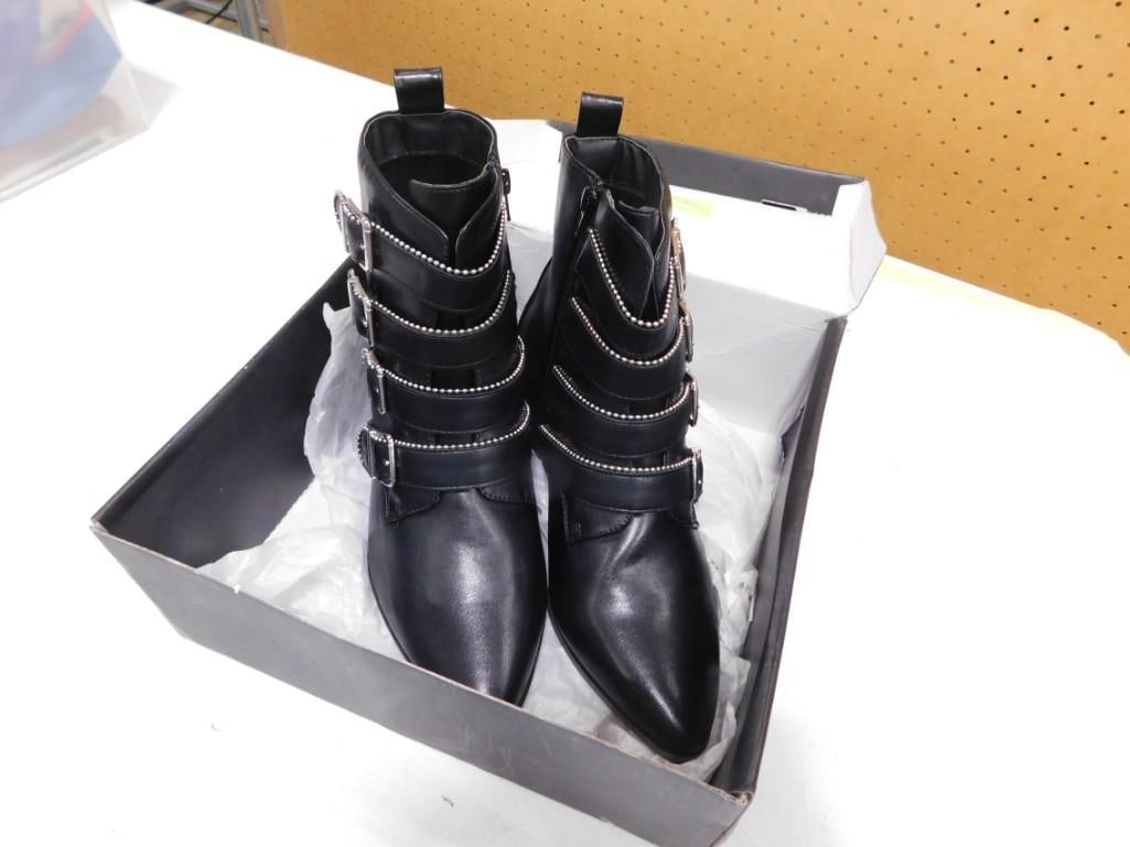 Pair of Lane Bryant Boots - Size 10 - appear to be new: Pair of Lane Bryant Boots - Size 10 - appear to be new All pictures are considered part of the description and should be examined carefully by bidders. Live Auctioneers is now offering Live Shipping