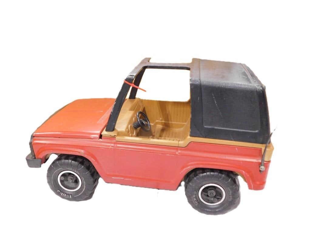 Vintage 1970's Tonka Pressed Steel Jeep / Bronco: Vintage 1970's Tonka Pressed Steel Jeep / Bronco 18x10x9" All pictures are considered part of the description and should be examined carefully by bidders. Live Auctioneers is now offering Live