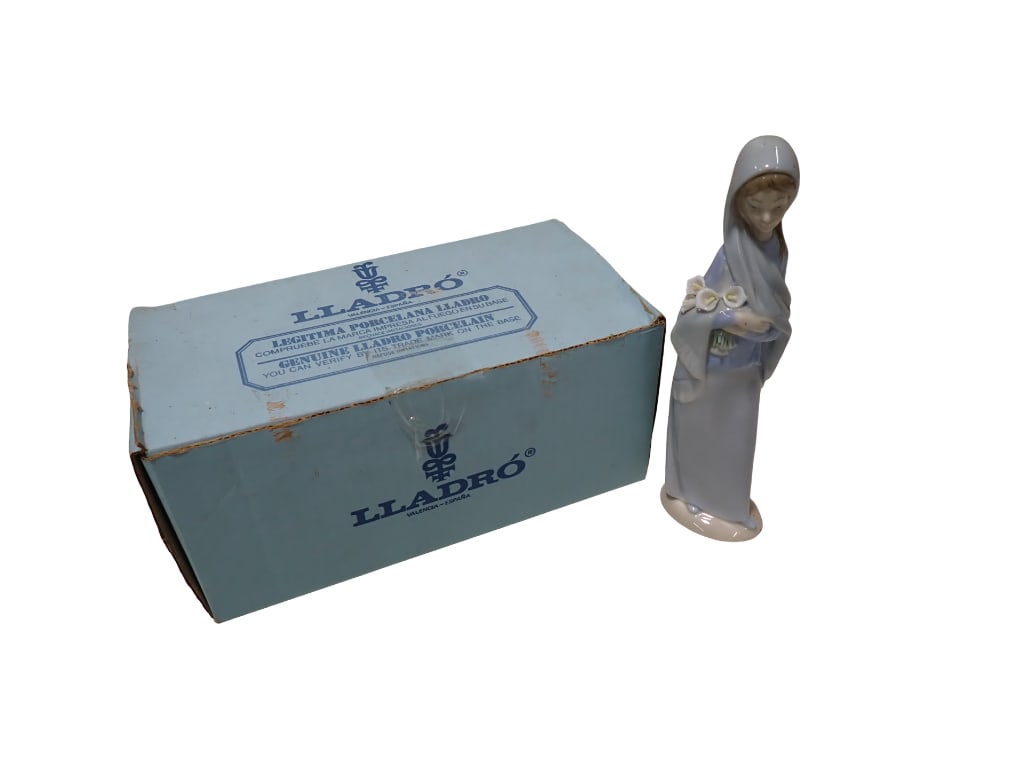 Lladro Girl with Calla Lilies #4650 Retired Porcelain Figurine with Box: Lladro Girl with Calla Lilies #4650 Retired Porcelain Figurine with Box All pictures are considered part of the description and should be examined carefully by bidders. Live Auctioneers is now offerin