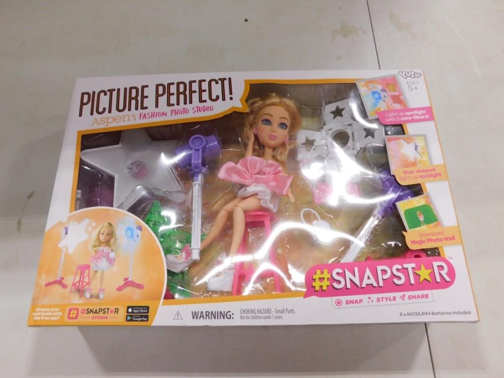 Picture Perfect! Aspens's Fashion Photo Studio #Snapstar New in Box: Picture Perfect! Aspens's Fashion Photo Studio #Snapstar New in Box All pictures are considered part of the description and should be examined carefully by bidders. Live Auctioneers is now offerin